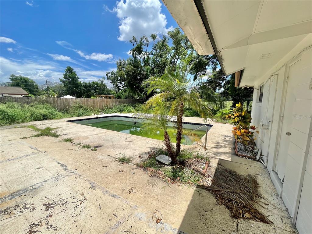 5912 Altec Road Orlando, FL 32808 - Photo 31 of 33 a view of a backyard of the house