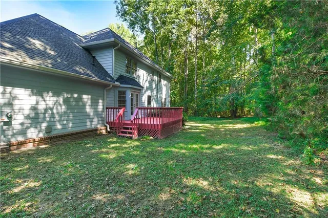 a view of a house with a yard