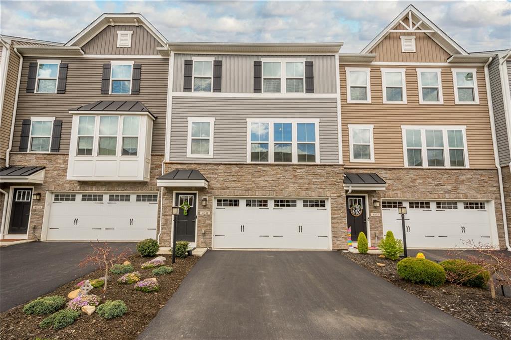 Welcome Home to Fun, No maintenance Living!