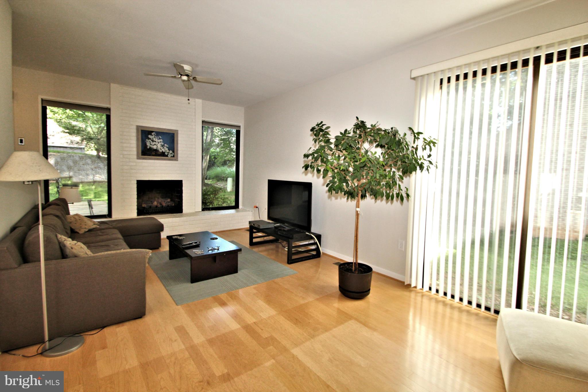 12114 Quorn Lane Reston, VA 20191 - Photo 8 of 28 Living Room