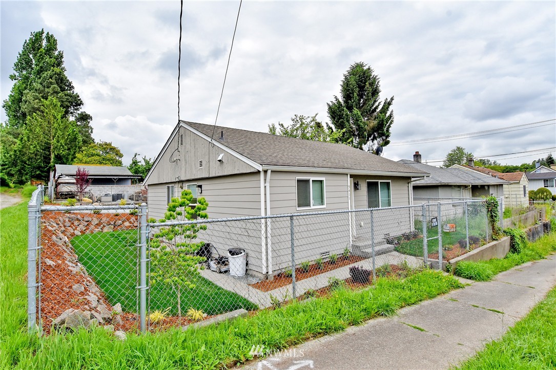 5411 South Roxbury Street Seattle, WA 98118 - Photo 3 of 21 Gallery Image 3