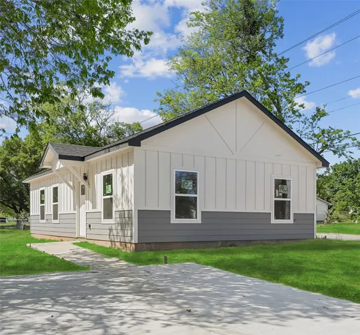 a view of front of house with a yard