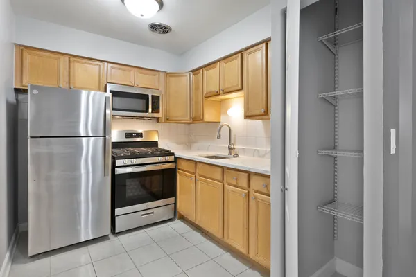 $1,638 | 6758 North Sheridan Road, Unit 544, Chicago, IL 60626