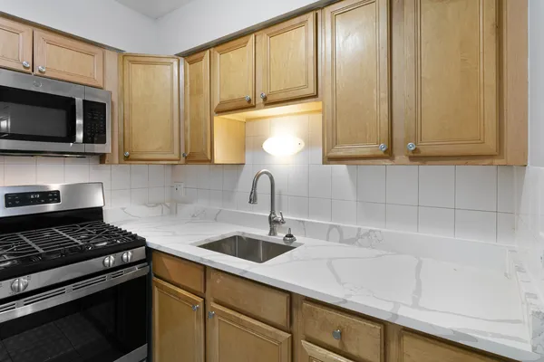 $1,638 | 6758 North Sheridan Road, Unit 544, Chicago, IL 60626
