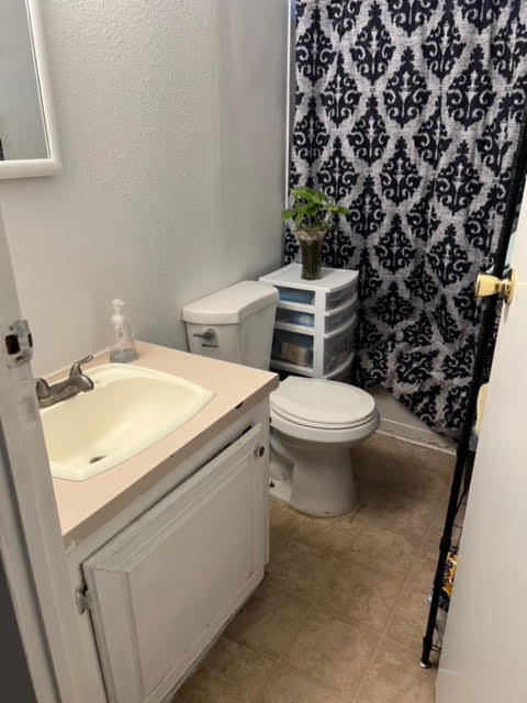 900 East Rankin Road, Unit 5 Tulare, CA 93274 - Photo 18 of 26 a bathroom with a sink toilet and a mirror