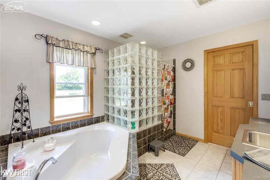 10149 Fenton Road Fenton, MI 48430 - Photo 21 of 33 21409353-20.JPG