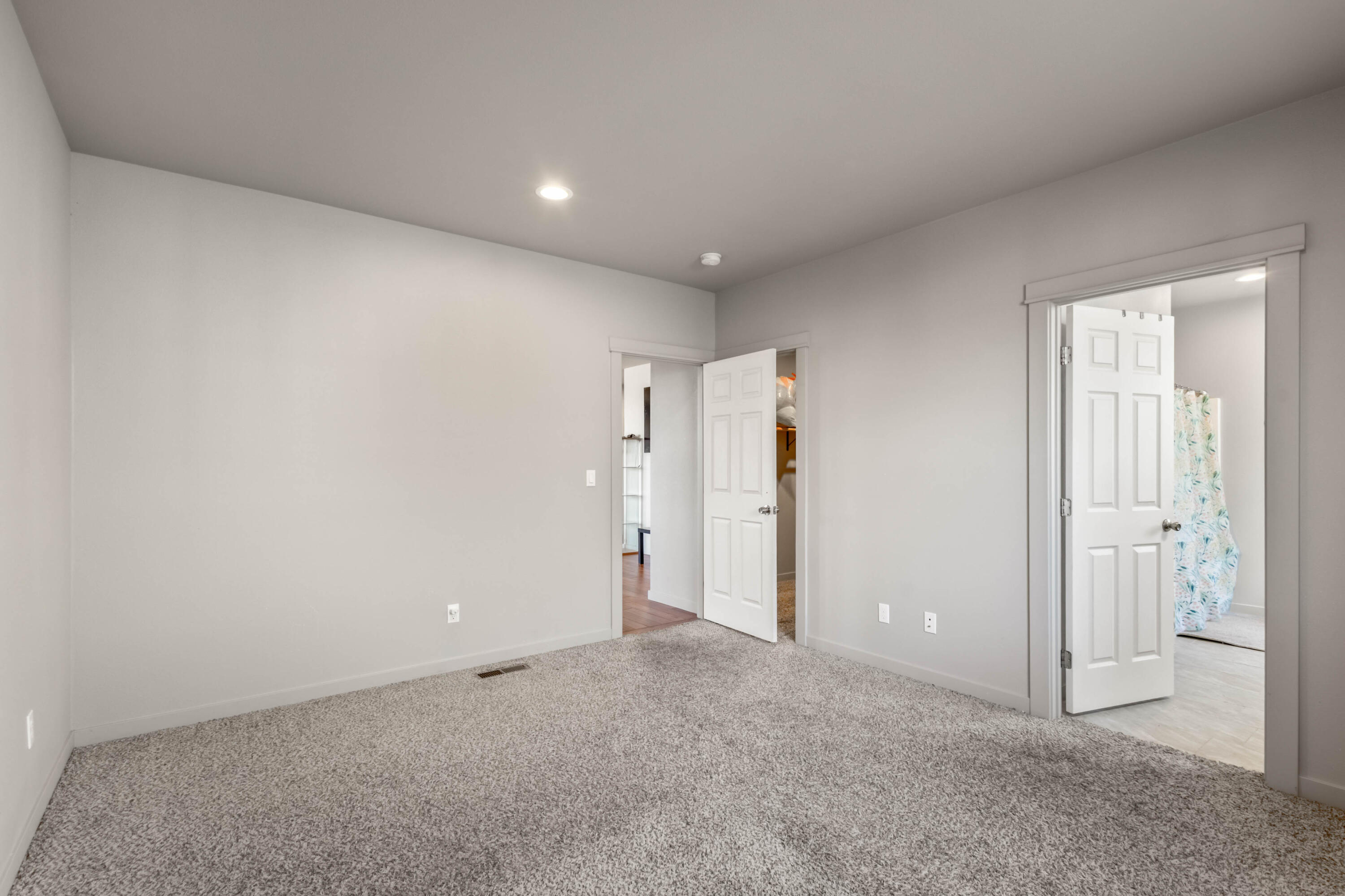 539 Leisek Way Madras, OR 97741 - Photo 12 of 35 an empty room with an entryway