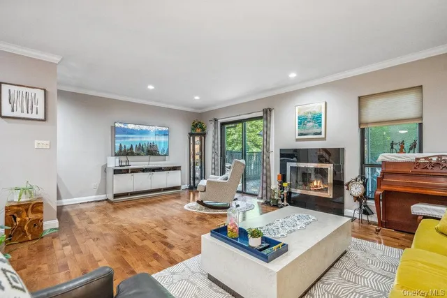 $899,000 | 31 Club House Court, Unit 31, Jericho, NY 11753