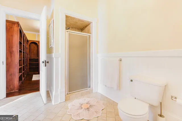 a bathroom with a toilet and a shower