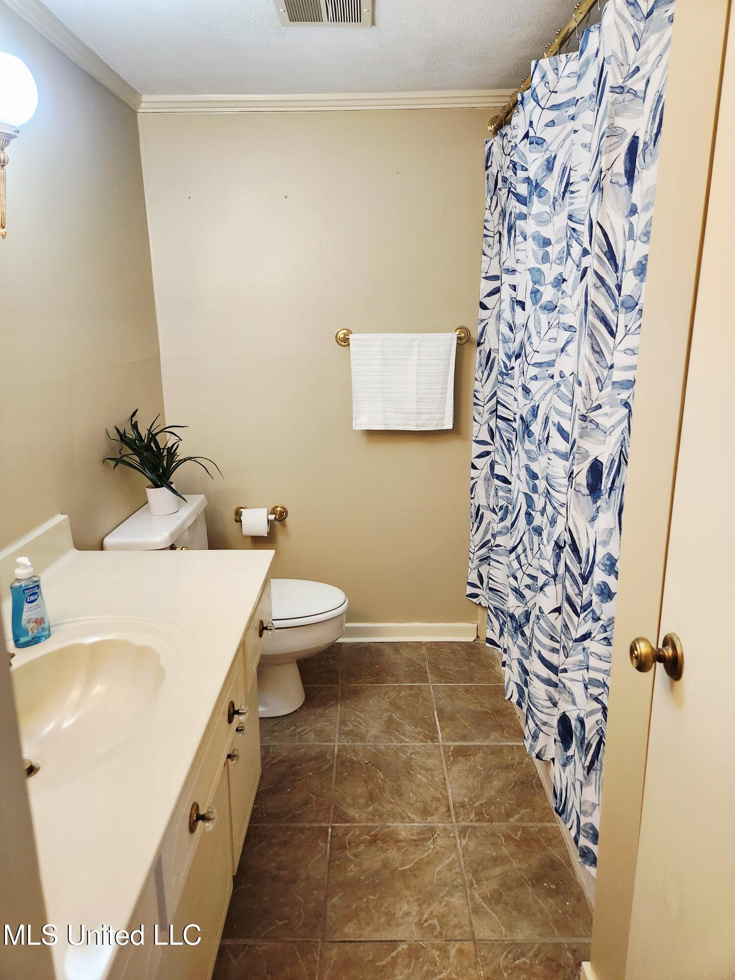 5025 Wayneland Drive, Unit M1 Jackson, MS 39211 - Photo 13 of 23 20251022_164752