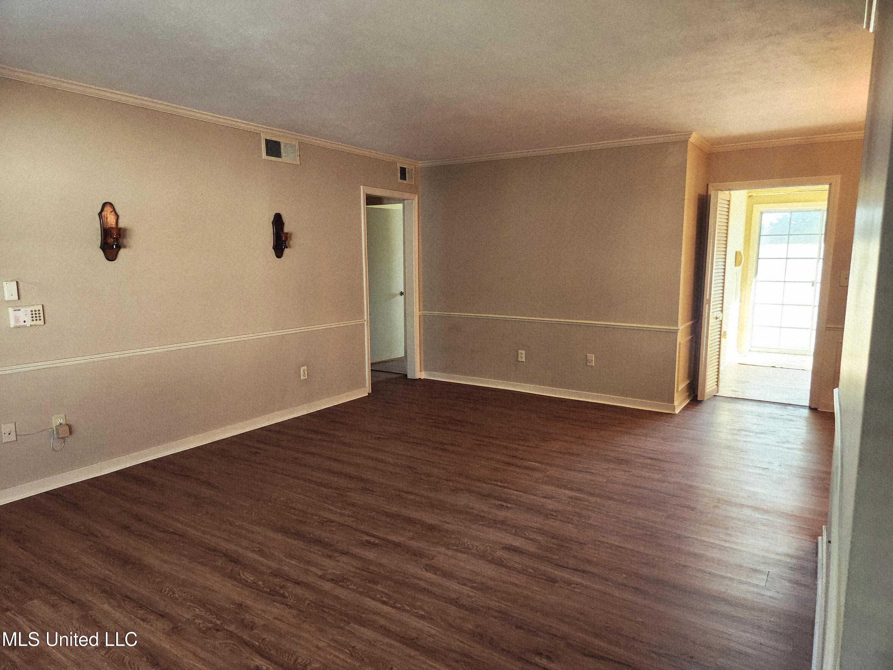 5025 Wayneland Drive, Unit M1 Jackson, MS 39211 - Photo 4 of 23 20251022_155655