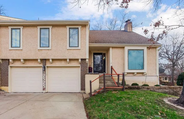 $370,000 | 12525 West 85th Terrace, Lenexa, KS 66215