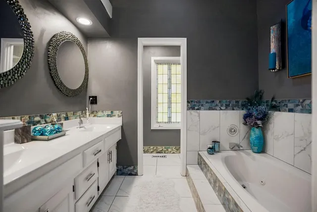 $370,000 | 12525 West 85th Terrace, Lenexa, KS 66215