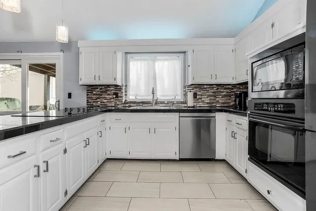 $370,000 | 12525 West 85th Terrace, Lenexa, KS 66215