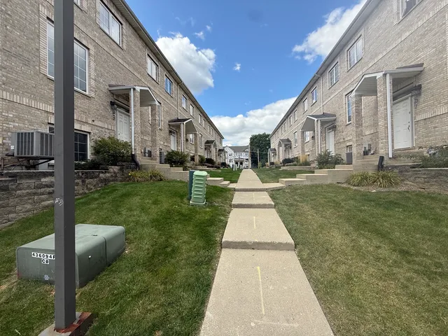 $429,000 | 183 East River Road, Unit C1, Des Plaines, IL 60016