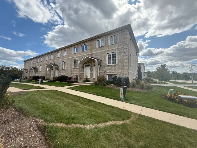 $429,000 | 183 East River Road, Unit C1, Des Plaines, IL 60016