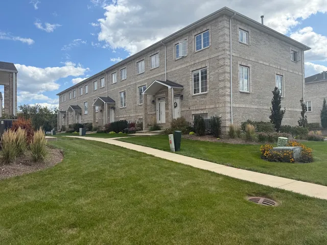 $429,000 | 183 East River Road, Unit C1, Des Plaines, IL 60016