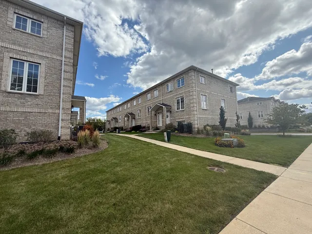 $429,000 | 183 East River Road, Unit C1, Des Plaines, IL 60016
