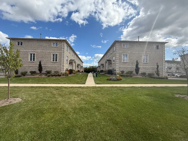 $429,000 | 183 East River Road, Unit C1, Des Plaines, IL 60016