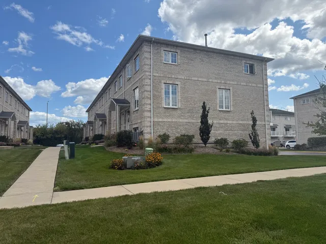 $429,000 | 183 East River Road, Unit C1, Des Plaines, IL 60016