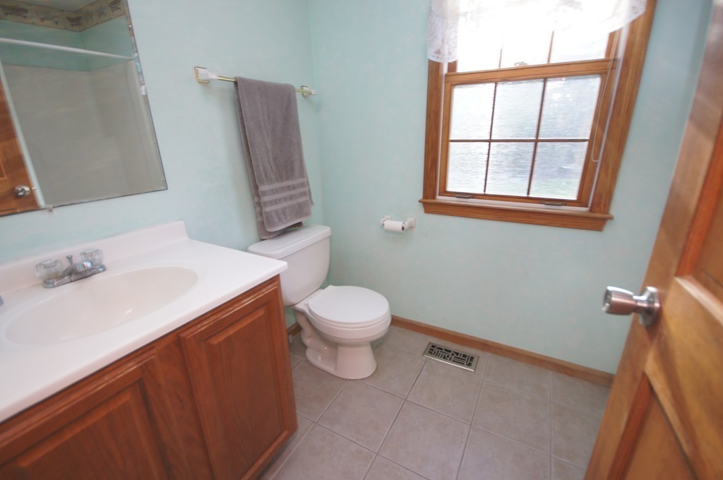 46 Pinecrest Road Uxbridge, MA 01569 - Photo 8 of 24 Gallery Image 8