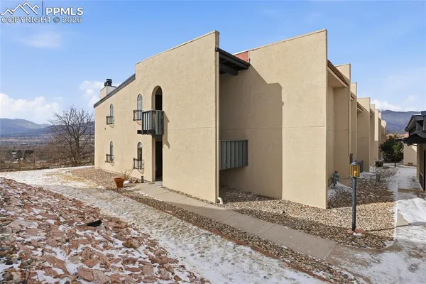 a view of a house with a backyard