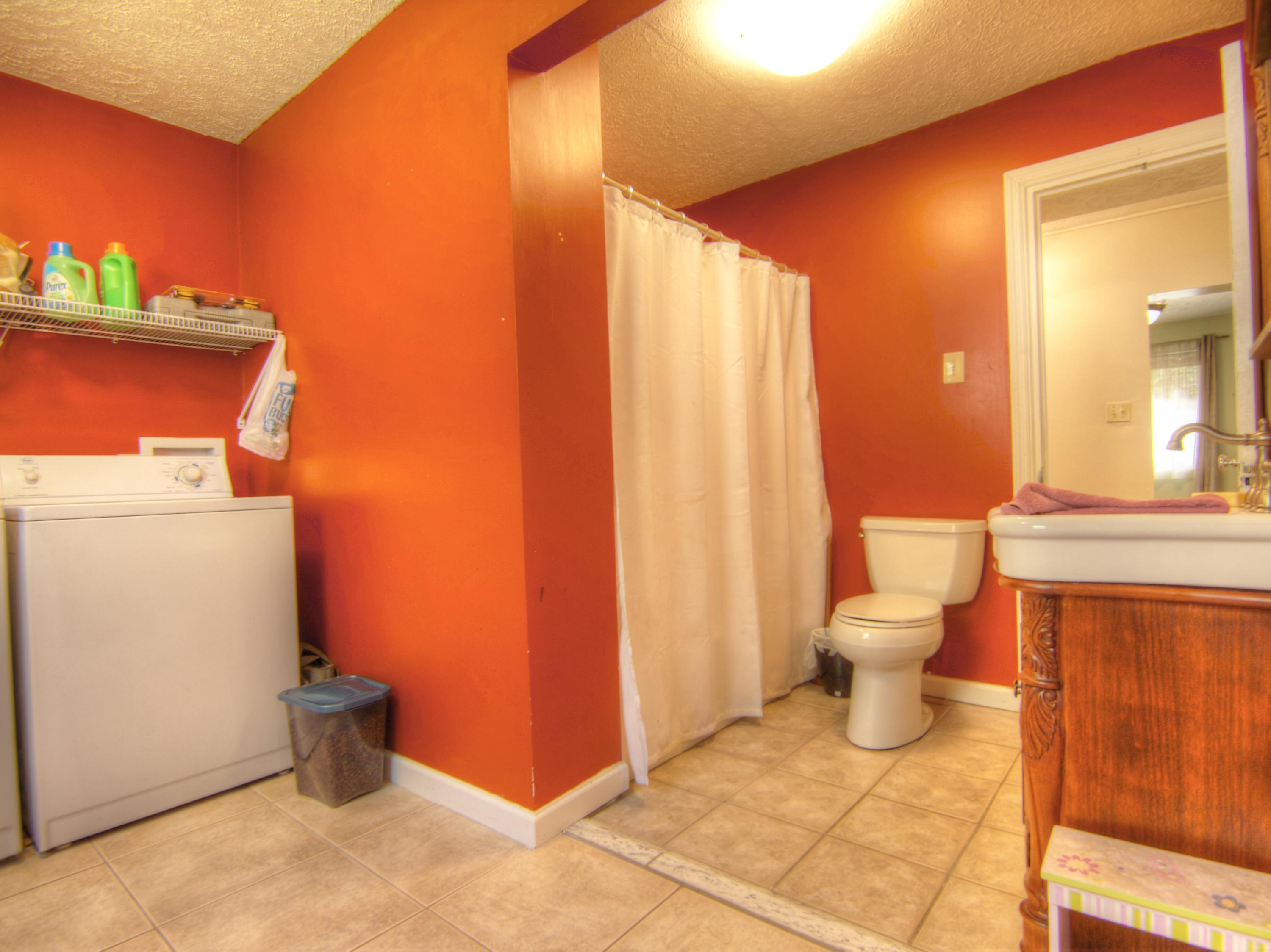 128 Pembroke Road Oak Ridge, TN 37830 - Photo 12 of 17 HallBath01