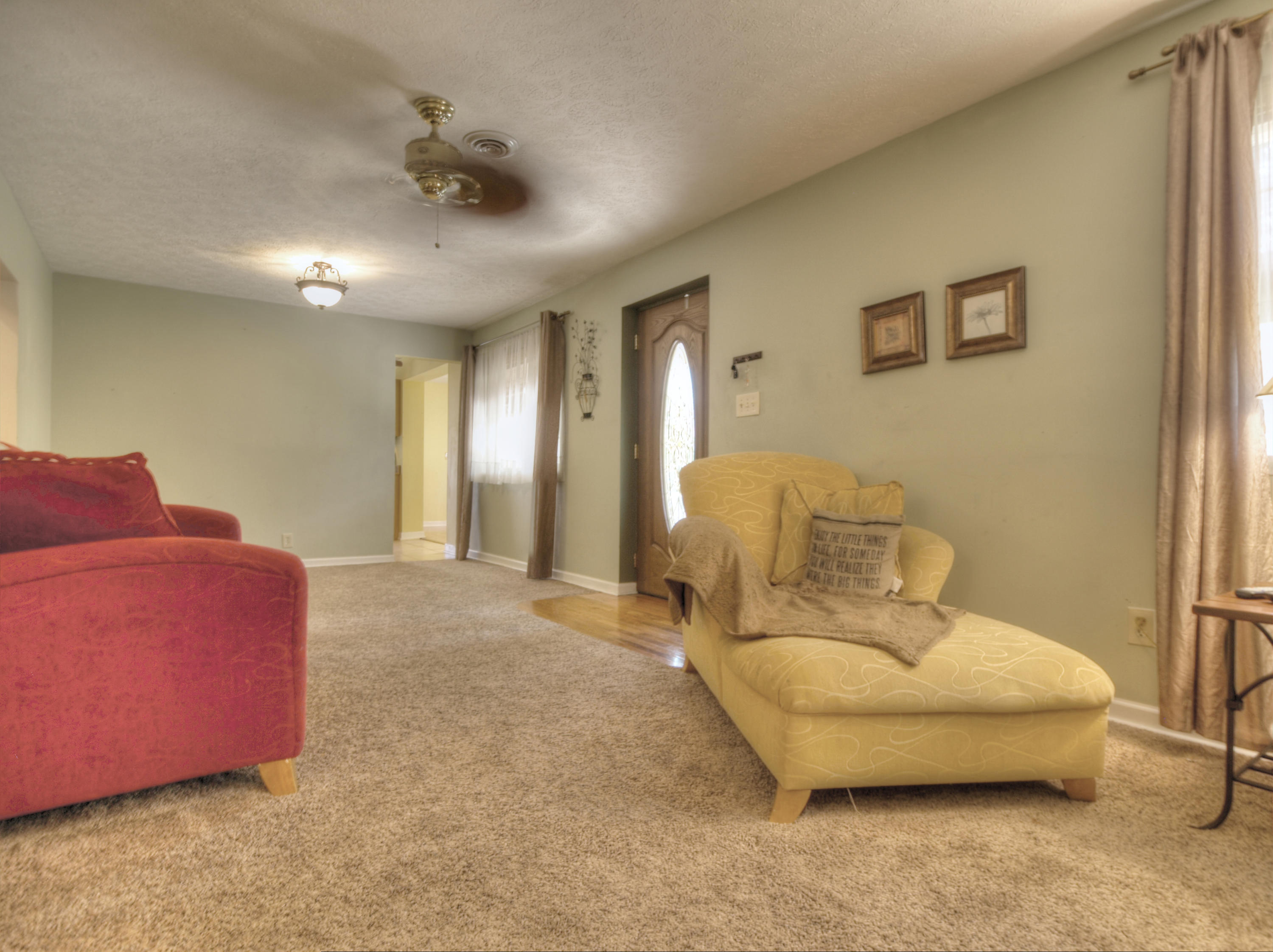 128 Pembroke Road Oak Ridge, TN 37830 - Photo 5 of 17 living01