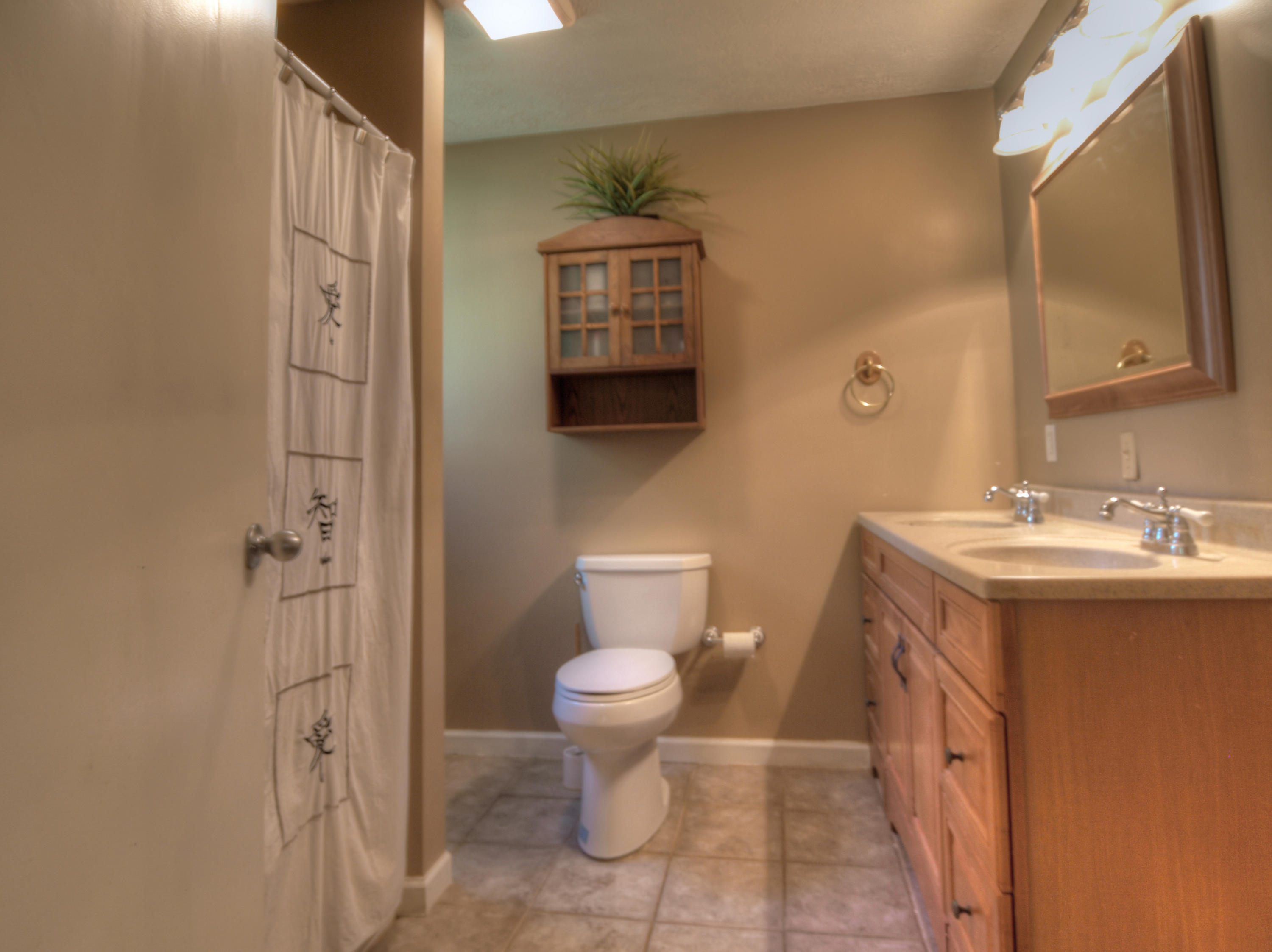 128 Pembroke Road Oak Ridge, TN 37830 - Photo 8 of 17 MasterBath01
