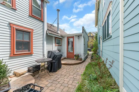 a view of a house with backyard and sitting area
