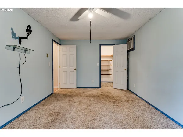 a view of empty room with ceiling fan