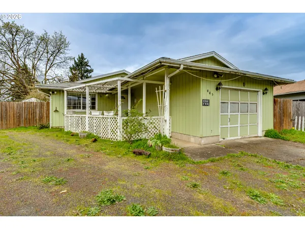 a view of a house with backyard