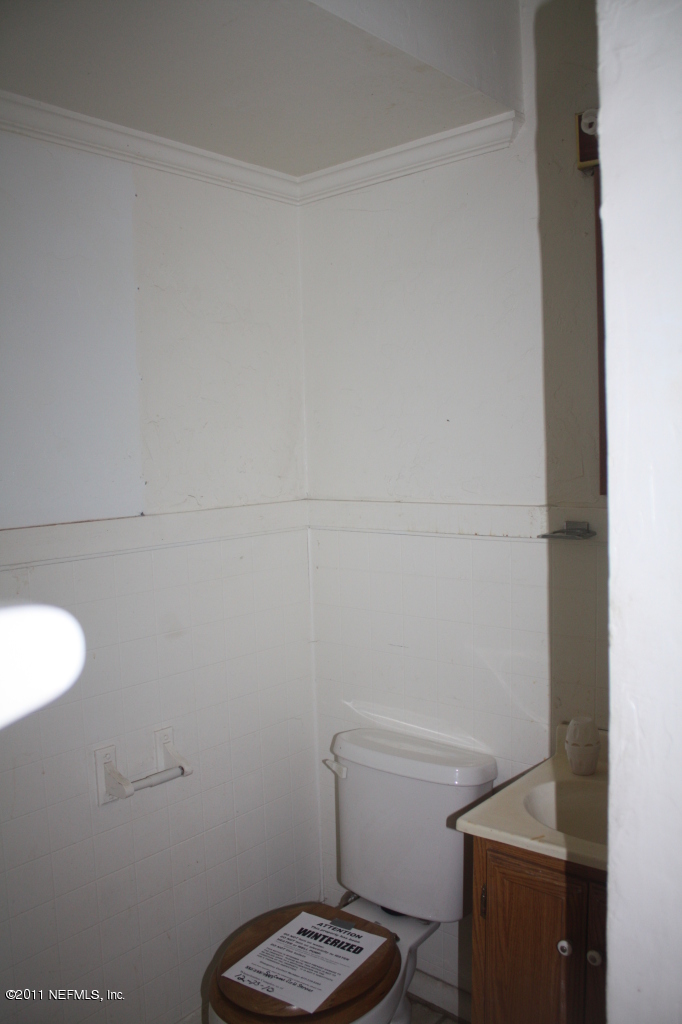 308 Swan Lake Road Melrose, FL 32666 - Photo 5 of 7 Bathroom