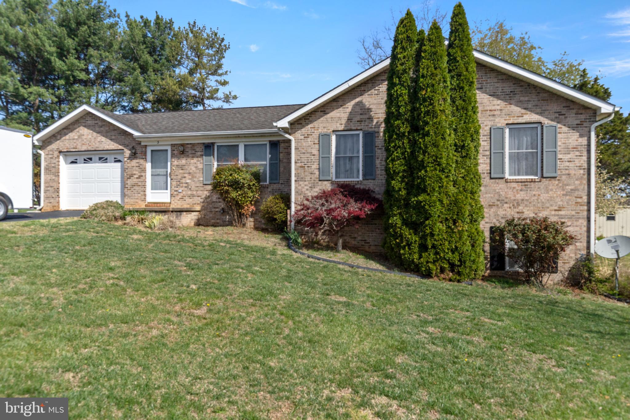 a view of a house with backyard and garden