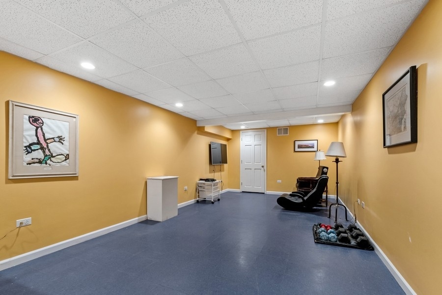 1806 Sunset Road Highland Park, IL 60035 - Photo 21 of 27 a view of a room with gym equipment