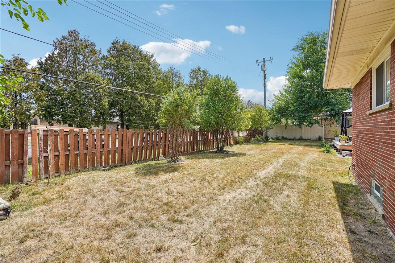 22808 Greenview Road Southfield, MI 48075 - Photo 5 of 44 Gallery Image 5