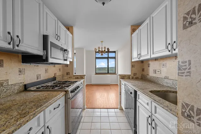 $925,000 | 11201 Queens Boulevard, Unit 16F | Forest Hills