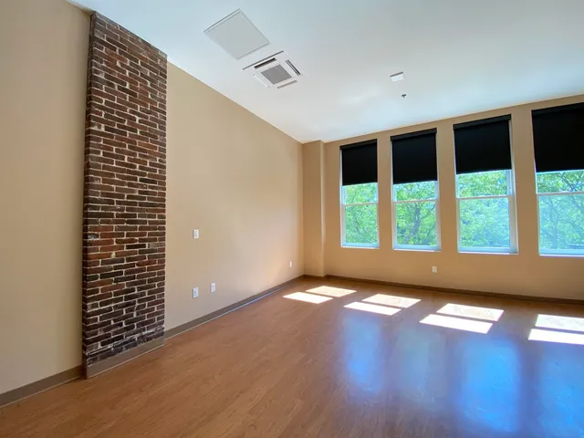 $2,221 | 83 Hanover Street, Unit 203, Manchester, NH 03101