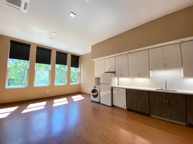 $2,221 | 83 Hanover Street, Unit 203, Manchester, NH 03101