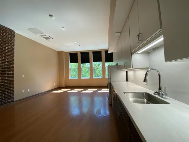 $2,221 | 83 Hanover Street, Unit 203, Manchester, NH 03101