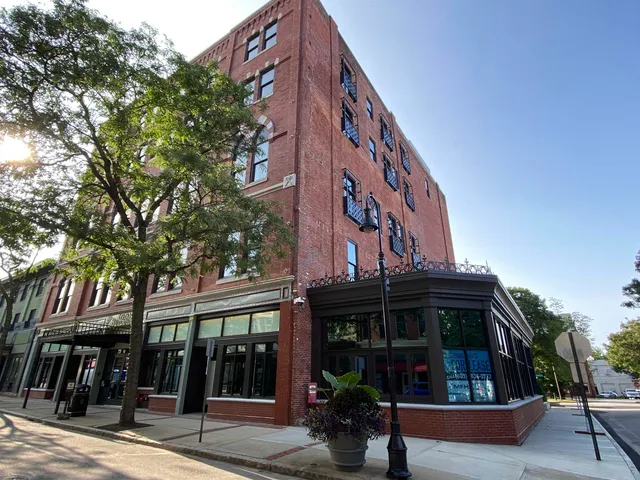 $2,221 | 83 Hanover Street, Unit 203, Manchester, NH 03101