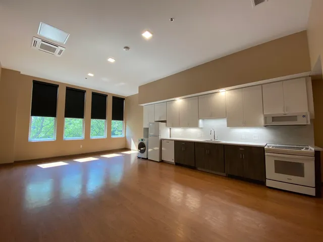 $2,221 | 83 Hanover Street, Unit 203, Manchester, NH 03101