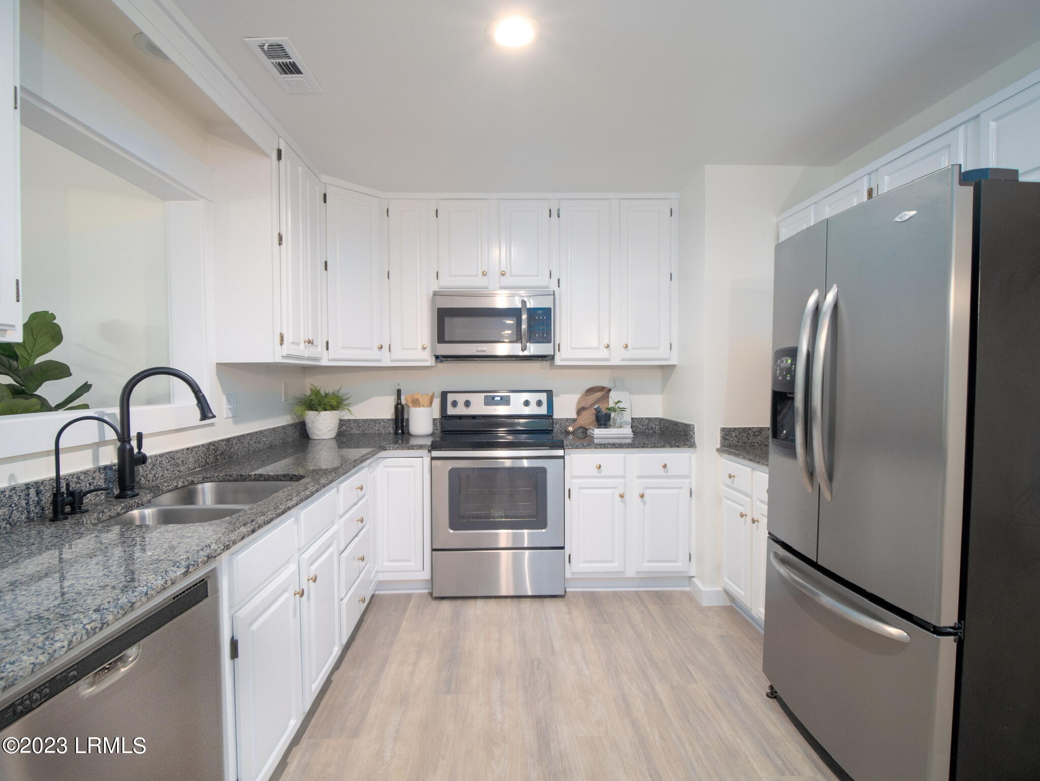 802 State Rd S-7-410 Beaufort, SC 29902 - Photo 7 of 22 34250602-9331-4796-A8B8-B2654B883B66