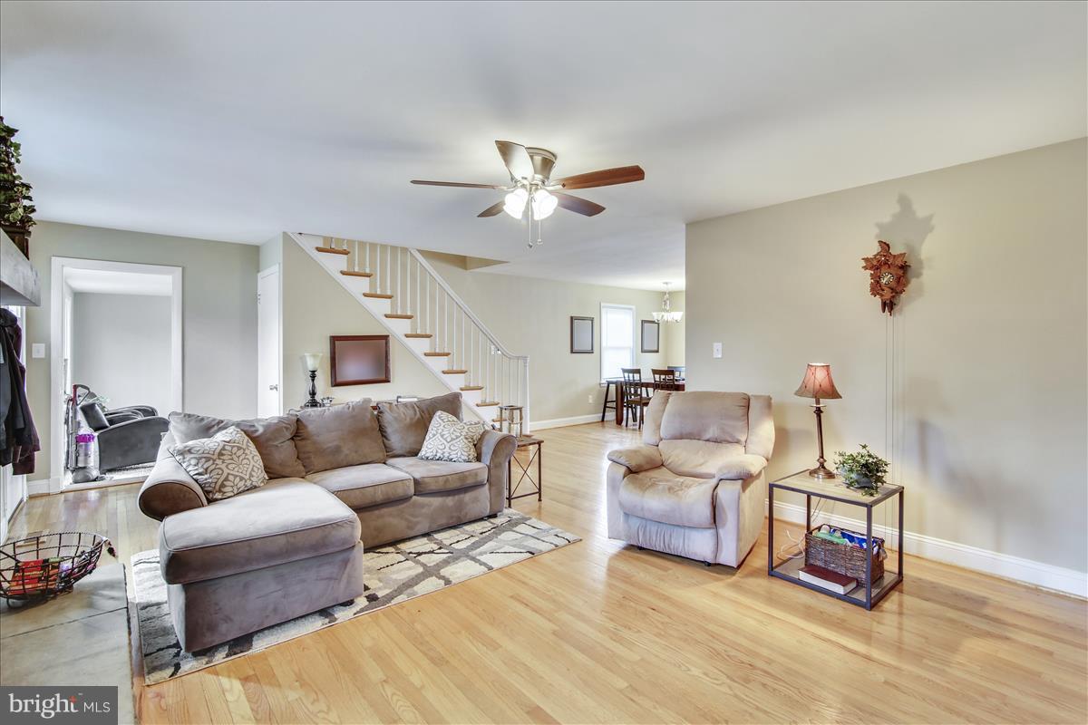 24425 Ridge Road Damascus, MD 20872 - Photo 3 of 30 Living Room