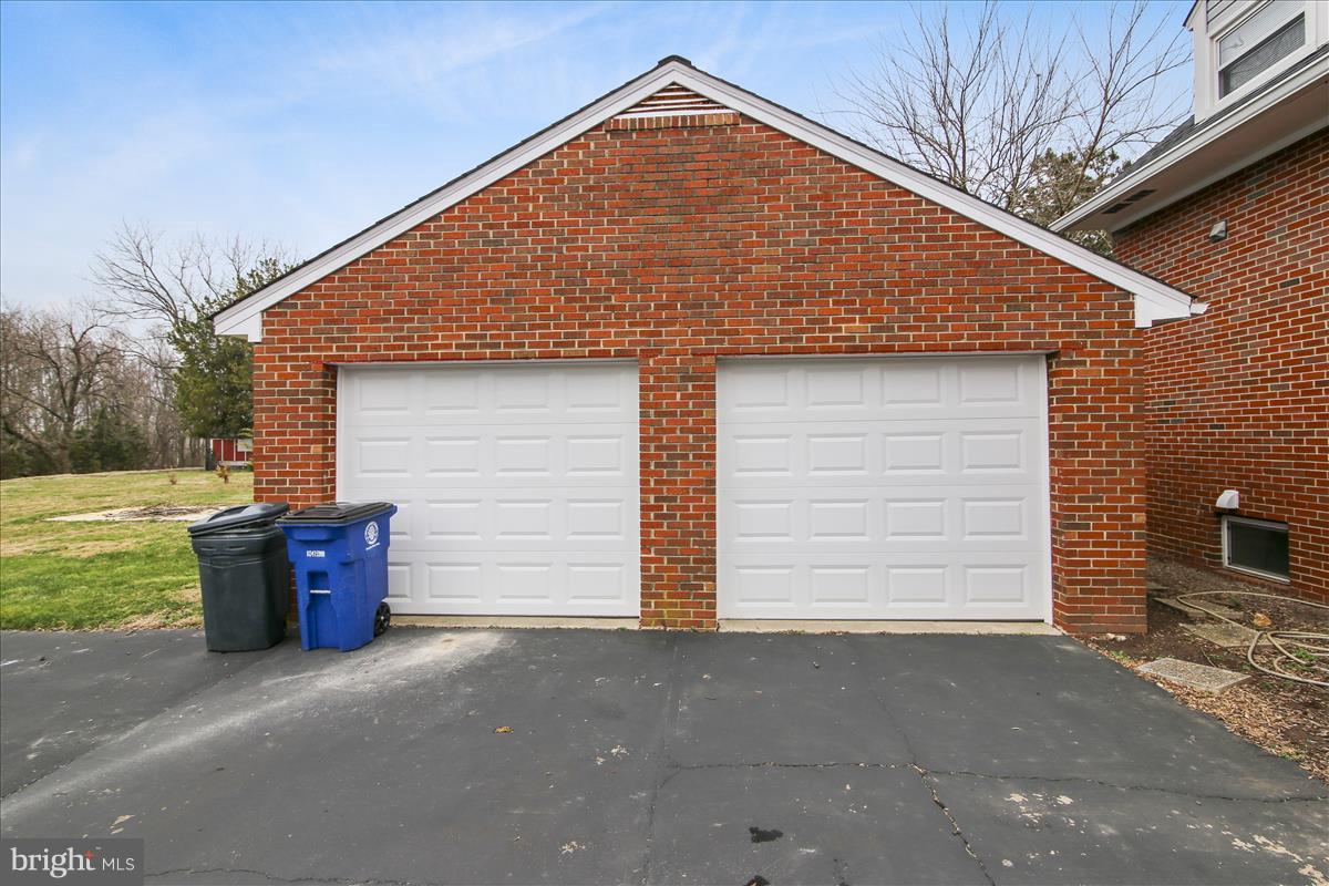 24425 Ridge Road Damascus, MD 20872 - Photo 22 of 30 Garage