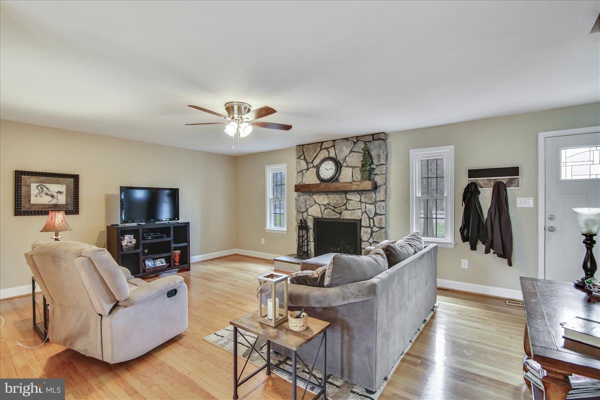 24425 Ridge Road Damascus, MD 20872 - Photo 4 of 30 Living Room