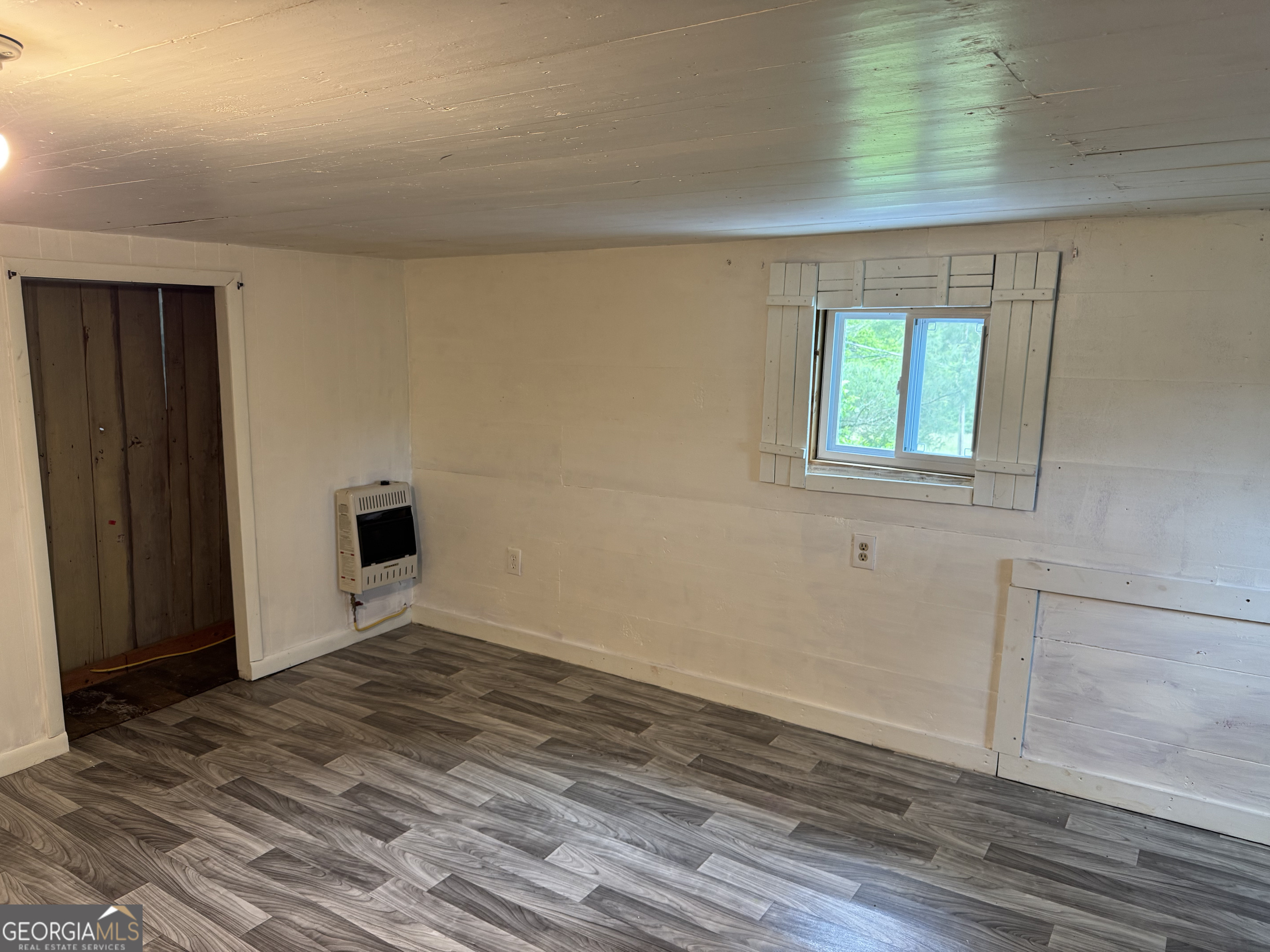 9122 Blue Ridge Highway Blairsville, GA 30512 - Photo 34 of 42 an empty room with wooden floor and windows