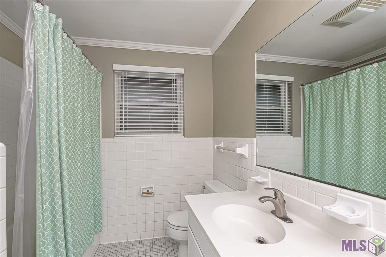 10399 Firelight Avenue Baton Rouge, LA 70815 - Photo 24 of 34 Hall Bath