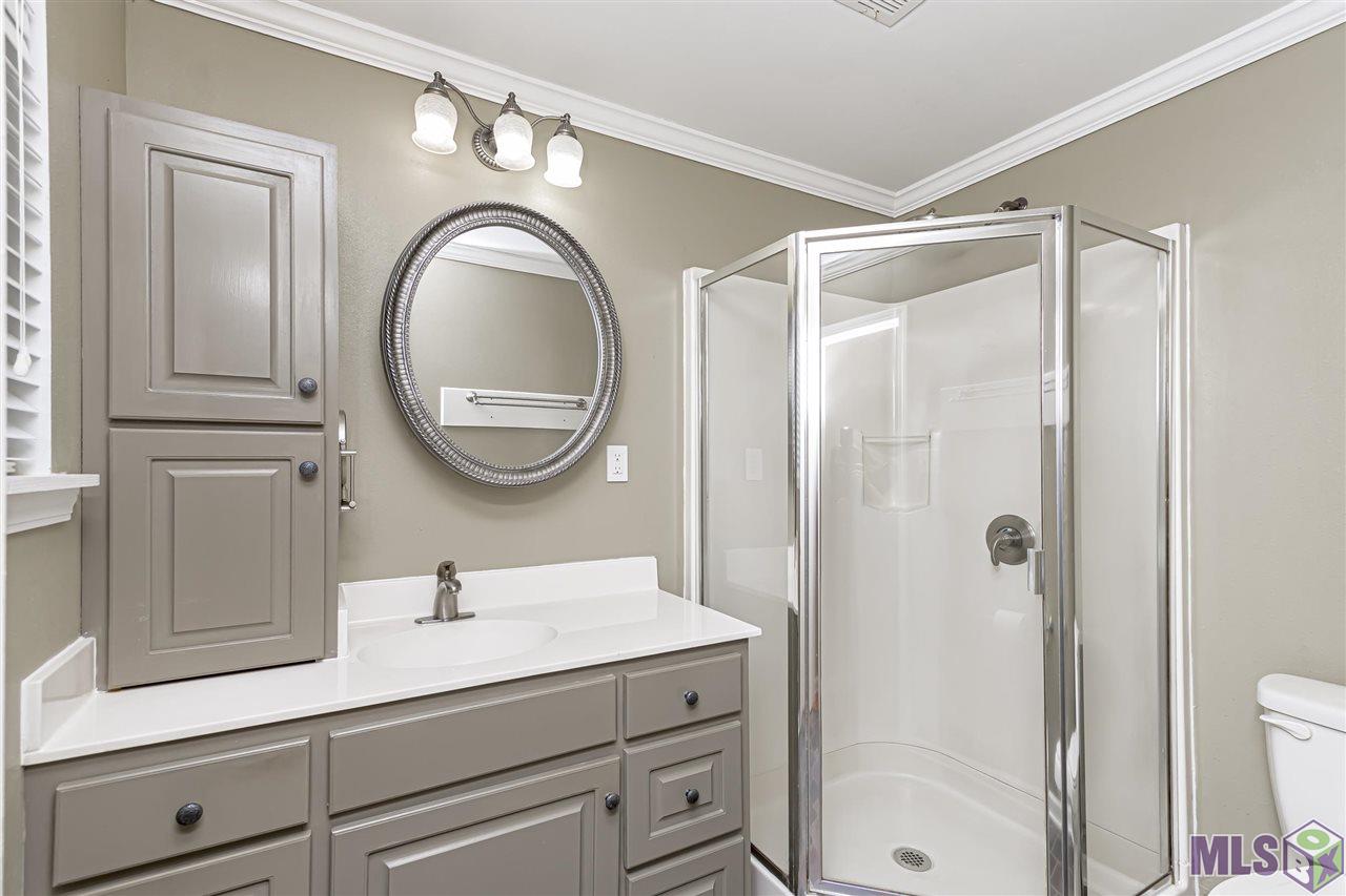 10399 Firelight Avenue Baton Rouge, LA 70815 - Photo 27 of 34 Master Bathroom