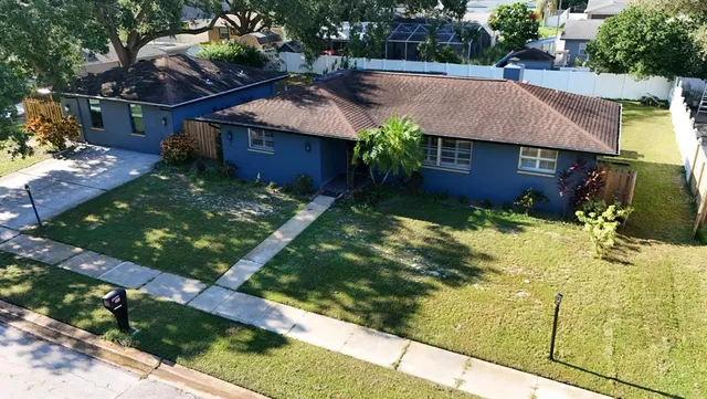 a view of a house with a yard